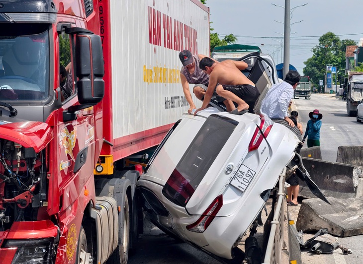 Va chạm với xe container, ô tô lật trên dải phân cách, 3 người thoát chết - Ảnh 3.