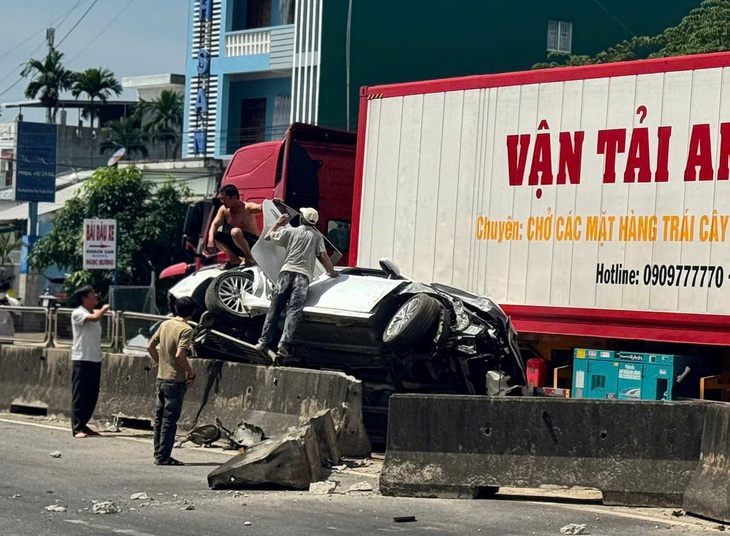 Va chạm với xe container, ô tô lật trên dải phân cách, 3 người thoát chết - Ảnh 4.