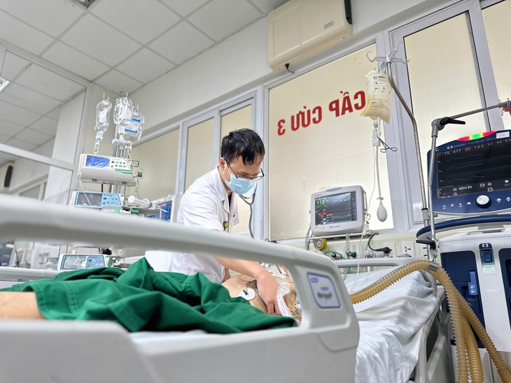 Liệt tứ chi sau mũi tiêm thuốc giảm đau mỏi cổ vai gáy
