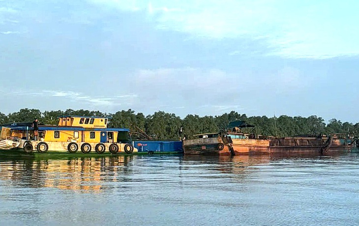 Tạm giữ 5 tàu vận chuyển trái phép 193m³ cát trên sông Cửa Tiểu Tạm giữ 5 tàu vận chuyển trái phép 193m³ cát trên sông Cửa Tiểu