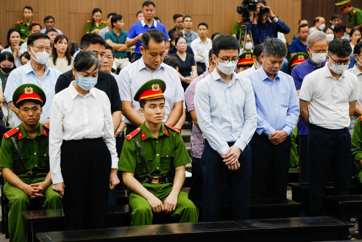 Tòa tuyên phạt bà Hoàng Thị Thúy Lan 14 năm tù vì nhận 25 tỉ và 1 triệu USD Tòa tuyên phạt bà Hoàng Thị Thúy Lan 14 năm tù vì nhận 25 tỉ và 1 triệu USD