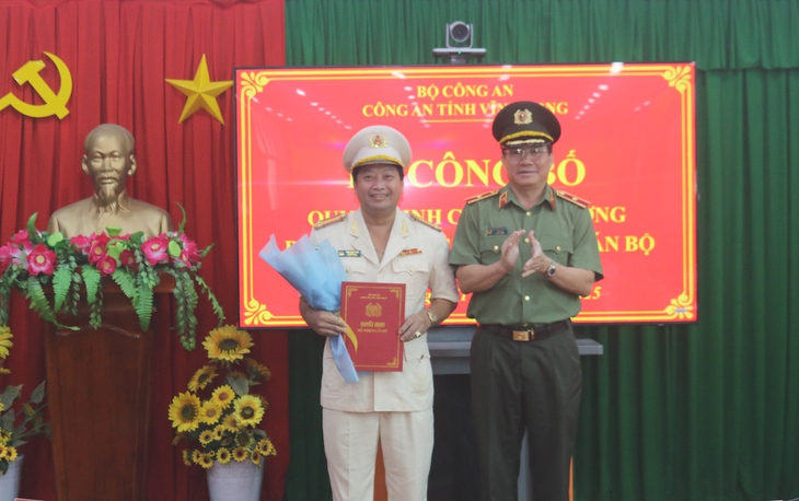Giám đốc Công an tỉnh Vĩnh Long được thăng cấp bậc hàm thiếu tướng Giám đốc Công an tỉnh Vĩnh Long được thăng cấp bậc hàm thiếu tướng