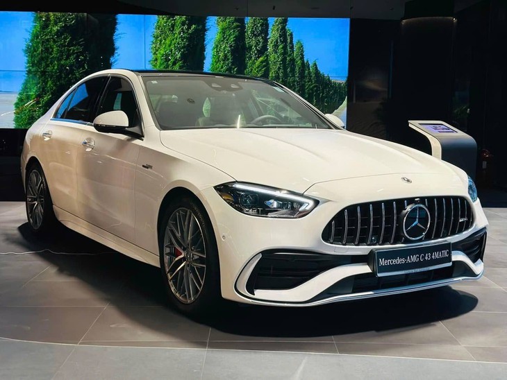 Tin tức giá xe: Mercedes-AMG C 43 4Matic giảm tới hơn 300 triệu, ‘áp sát’ C 300 AMG dù mạnh hơn hẳn
