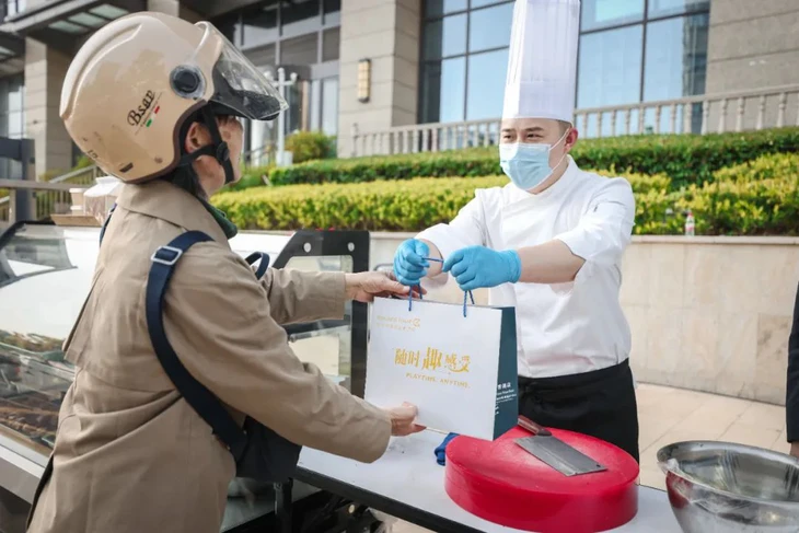 Nhân viên nhiều khách sạn 5 sao ở Trung Quốc tràn xuống đường bán hàng Nhân viên nhiều khách sạn 5 sao ở Trung Quốc tràn xuống đường bán hàng