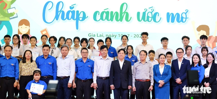 Trao học bổng Chắp cánh ước mơ, điểm tựa cho nghị lực vượt khó Trao học bổng Chắp cánh ước mơ, điểm tựa cho nghị lực vượt khó