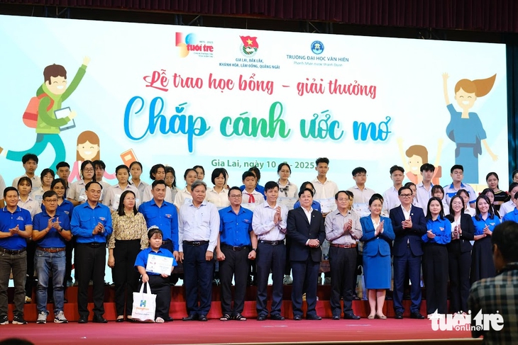 Trao học bổng Chắp cánh ước mơ, điểm tựa cho nghị lực vượt khó - Ảnh 6. chắp cánh ước mơ - Ảnh 6.
