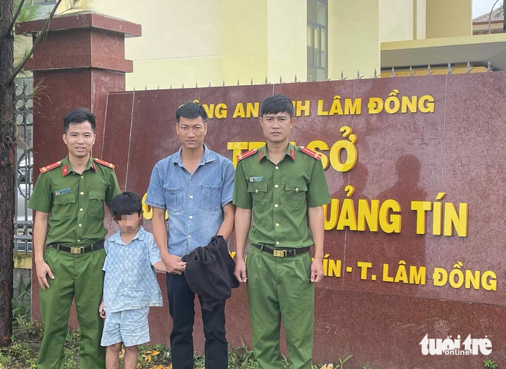 Công an xã tìm kiếm, nuôi cơm cháu bé đi lạc, chờ người nhà đến đón Công an xã tìm kiếm, nuôi cơm cháu bé đi lạc, chờ người nhà đến đón