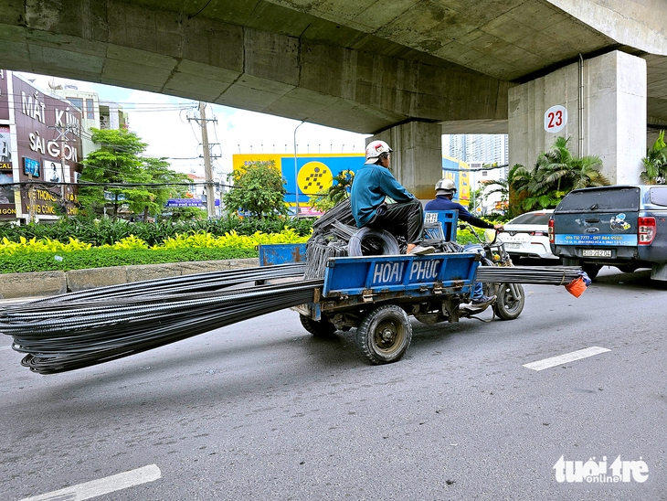 Xe tự chế chở tôn, sắt thép ở TP.HCM: Đi gần như thấy… tử thần Xe tự chế chở tôn, sắt thép ở TP.HCM: Đi gần như thấy… tử thần
