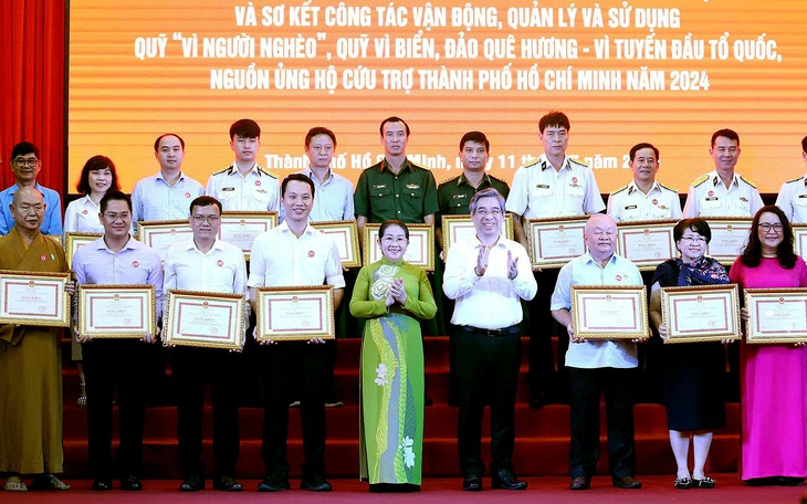 Cán bộ, công chức TP.HCM góp quỹ 'Vì biển đảo quê hương - Vì tuyến đầu Tổ quốc' - Ảnh 6.