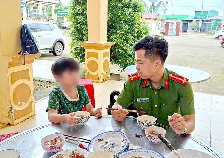 Công an xã tìm kiếm, nuôi cơm cháu bé đi lạc, chờ người nhà đến đón - Ảnh 3.