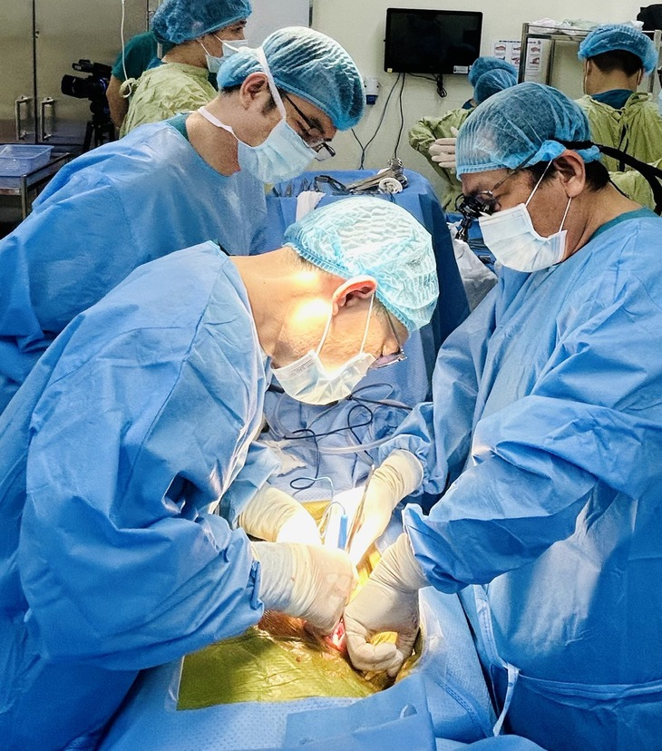 Kỳ tích từ lòng nhân ái: Hai người bệnh trẻ được 'sống thêm lần nữa' sau ghép thận - Ảnh 1.