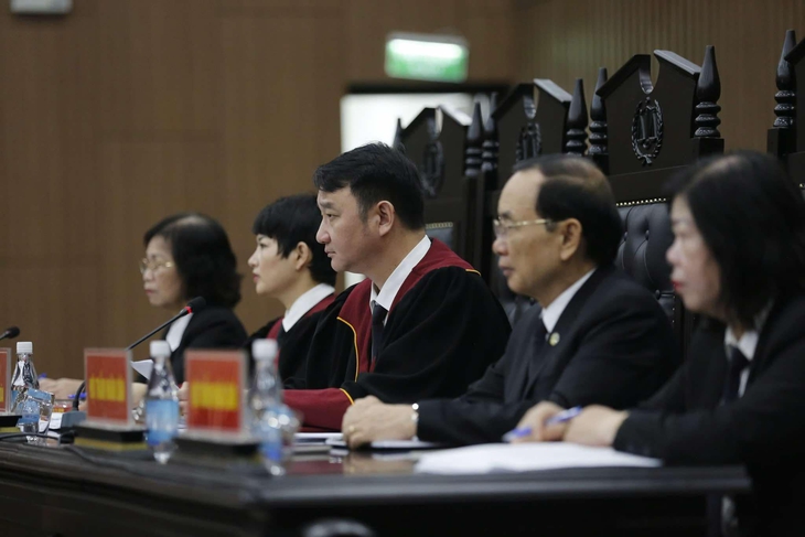 Hội đồng xét xử phiên tòa - Ảnh: GIANG LONG Hội đồng xét xử phiên tòa - Ảnh: GIANG LONG