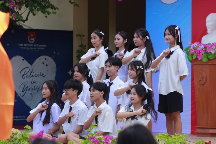 Thầy trò cùng nói không với điện thoại trong ngôi trường ở đảo Phú Quý Thầy trò cùng nói không với điện thoại trong ngôi trường ở đảo Phú Quý