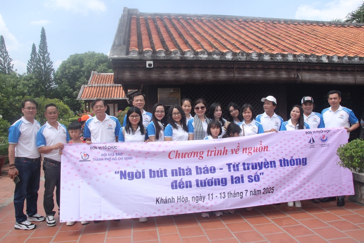 Nhà báo viết về giáo dục thăm Trường Dục Thanh - Ảnh 2.