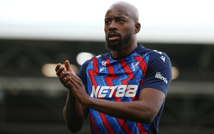 CĐV Crystal Palace biểu tình, đốt pháo sáng phản đối quyết định của UEFA - Ảnh 3.