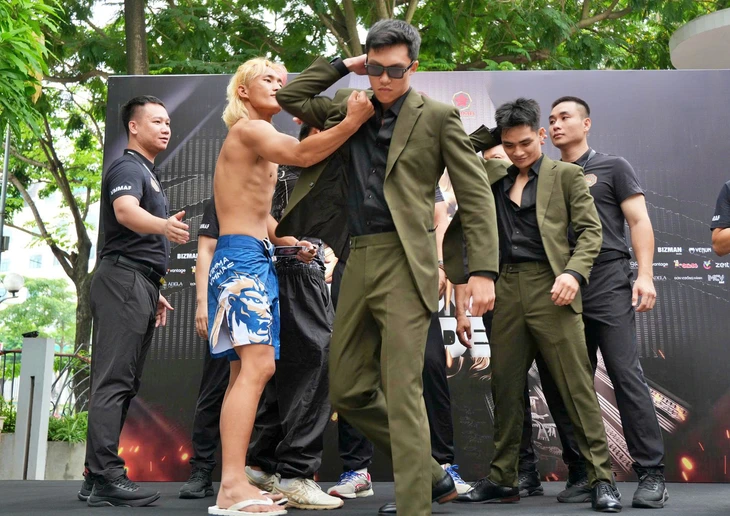 Võ sĩ Việt ‘song đấu MMA’ với tay đấm Campuchia và Trung Quốc Võ sĩ Việt ‘song đấu MMA’ với tay đấm Campuchia và Trung Quốc