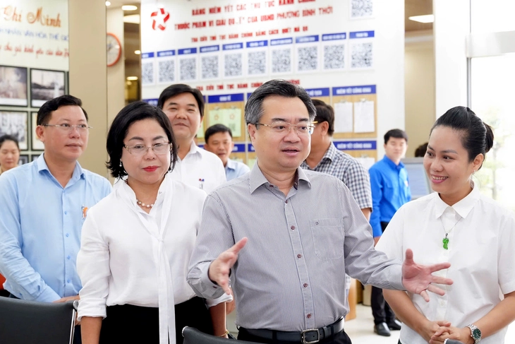 Ông Nguyễn Thanh Nghị khảo sát Trung tâm phục vụ hành chính công phường Phú Thọ, Bình Thới Ông Nguyễn Thanh Nghị khảo sát Trung tâm phục vụ hành chính công phường Phú Thọ, Bình Thới