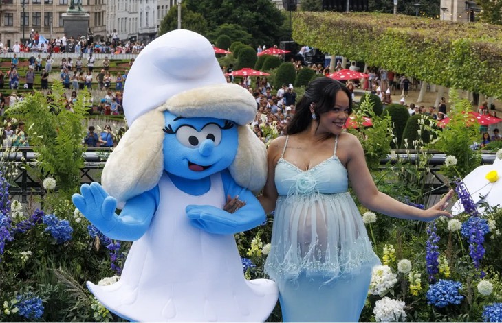 rihanna-smurfette-smurfs-premiere-belgium-billboard-embed-1240-17522335364001096361737.jpeg