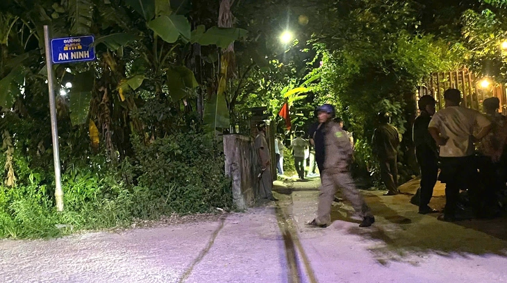 Điều tra vụ một thanh niên tử vong vì bị 2 người cầm dao và súng tự chế xông vào nhà tấn công ở Huế Điều tra vụ một thanh niên tử vong vì bị 2 người cầm dao và súng tự chế xông vào nhà tấn công ở Huế