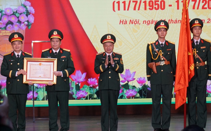 Có một nơi chuyên xuất bản sách của các lãnh tụ, tướng lĩnh, những cuốn sách đi khắp chiến trường - Ảnh 2. Có một nơi chuyên xuất bản sách của các lãnh tụ, tướng lĩnh, những cuốn sách đi khắp chiến trường - Ảnh 4.