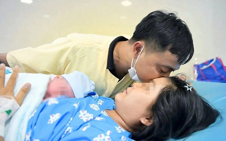 Đề xuất hỗ trợ tiền nuôi con đến 3 tuổi, khen thưởng gia đình sinh 2 con gái - Ảnh 2.