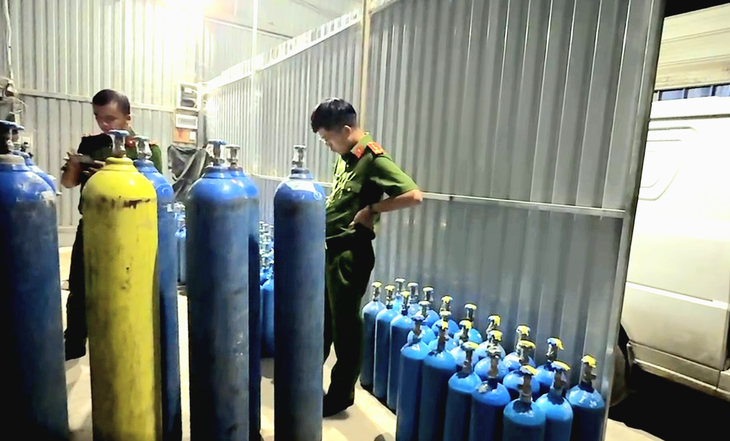 Công an TP.HCM bắt 31 người bán bóng cười, thu lợi bất chính hơn 105 tỉ đồng - Ảnh 3.