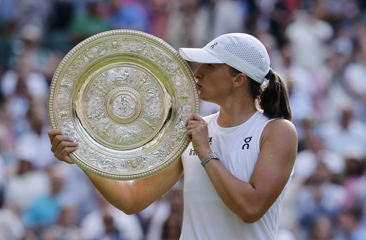 Chiến thắng trận chung kết với tỉ số khó tin 6-0 6-0, Swiatek lần đầu tiên vô địch Wimbledon - Ảnh 1.