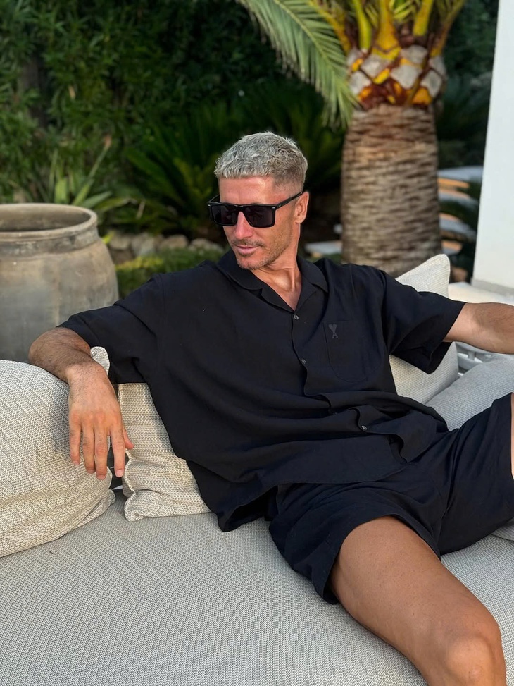 Robert Lewandowski ‘đu trend’ nhuộm tóc của đồng đội tuổi teen - Ảnh 1.