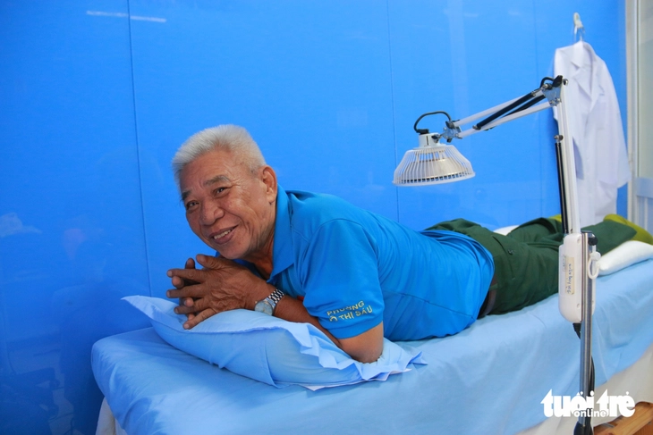 Khám, phát thuốc miễn phí cho cựu chiến binh, người có công - Ảnh 2.