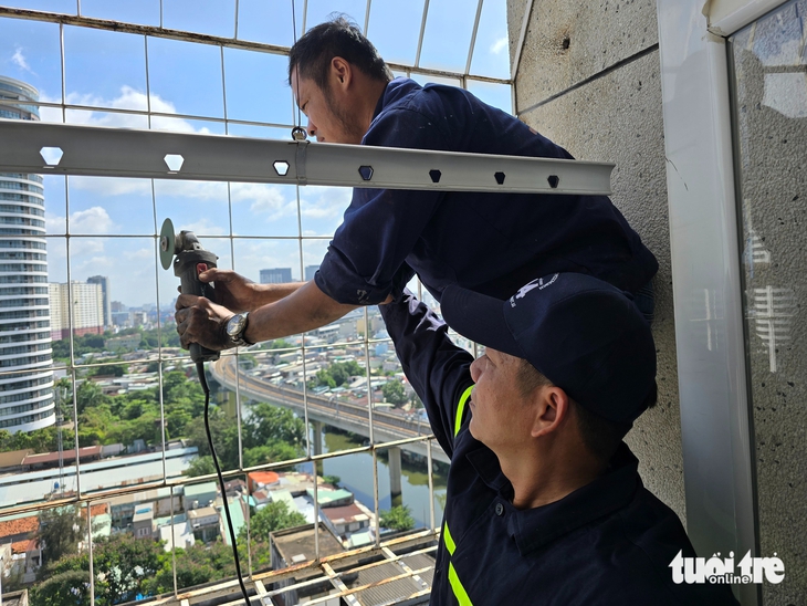 Nhiều cư dân chung cư ở TP.HCM tháo 'chuồng cọp', mở lối thoát nạn sau vụ cháy cư xá Độc Lập - Ảnh 3.