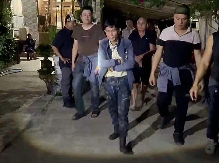 Đang say mê đánh bầu cua thì cảnh sát ập vào, 11 con bạc về đồn - Ảnh 2.