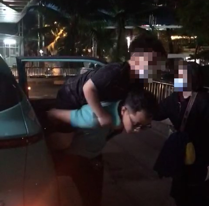 Cảnh sát giao thông dẫn đường taxi chở bé trai co giật đến bệnh viện cấp cứu kịp thời - Ảnh 1.