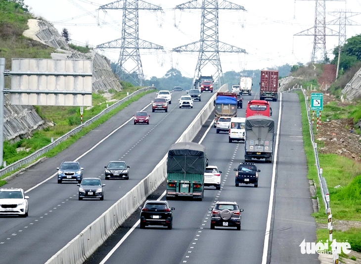 Ức chế xe chạy kiểu 'rùa bò', không giữ khoảng cách trên cao tốc - Ảnh 1.