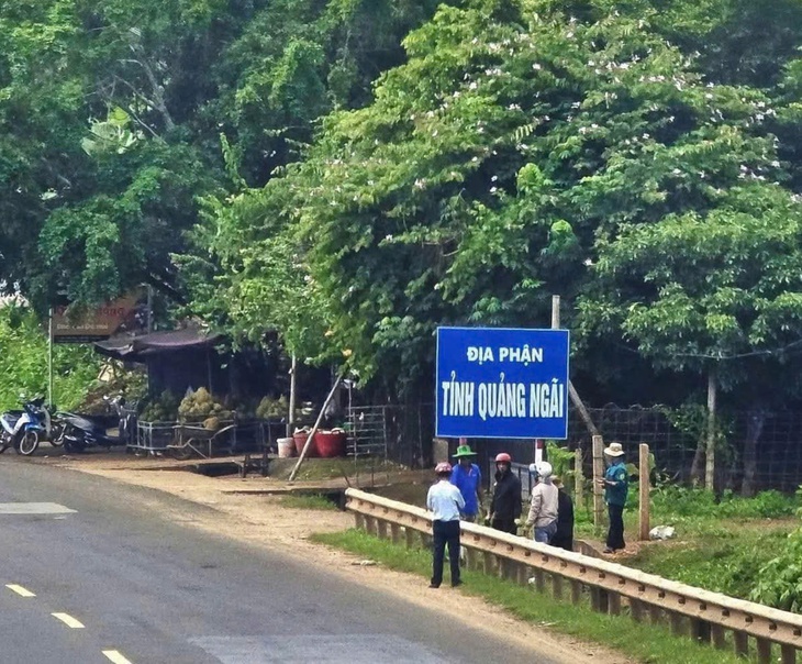 Dân mạng phản ứng biển báo 'địa phận tỉnh Quảng Ngãi' giáp Gia Lai quá xấu - Ảnh 4.