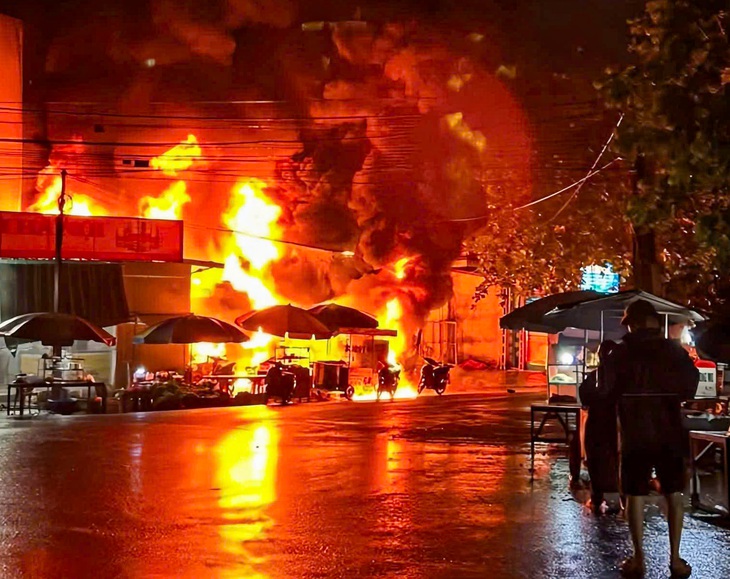 cháy cây xăng - Ảnh 1.
