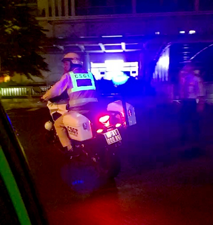 Cảnh sát giao thông dẫn đường taxi chở bé trai co giật đến bệnh viện cấp cứu kịp thời - Ảnh 2.