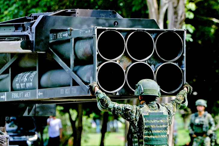 Đài Loan tập trận 10 ngày, đưa hệ thống HIMARS của Mỹ ra công viên - Ảnh 1.