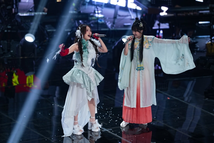 Phương Mỹ Chi và Khả Lâu hát như làm xiếc, là ‘nữ vương ngàn mặt’ ở Sing! Asia - Ảnh 1.
