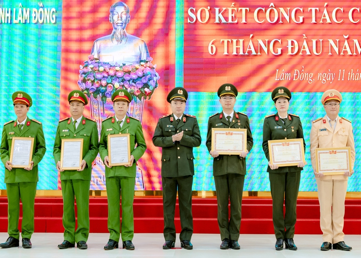Thưởng nóng các đơn vị phá nhanh vụ án giữ người trái pháp luật ở Lâm Đồng- Ảnh 1. Thưởng nóng các đơn vị phá nhanh vụ án bắt người để ép trả nợ - Ảnh 1.