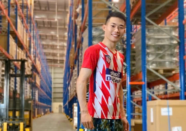Chàng trai quăng xe, lao tới cứu cháu bé trước mũi tàu hỏa - Ảnh 1.