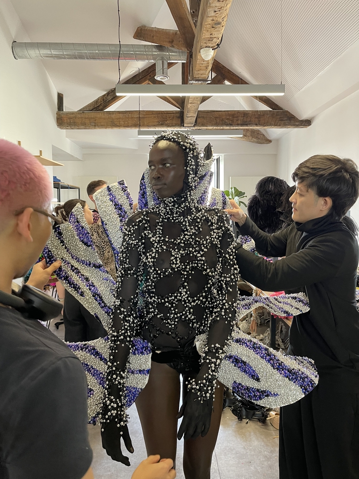 Choáng ngợp với những thiết kế siêu thực của Nguyễn Tiến Truyển tại Paris Haute Couture - Ảnh 13. Nguyễn Tiến Truyển - Ảnh 13.