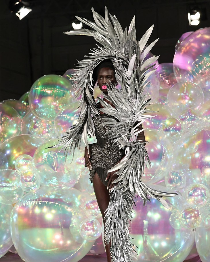Choáng ngợp với những thiết kế siêu thực của Nguyễn Tiến Truyển tại Paris Haute Couture - Ảnh 1. Nguyễn Tiến Truyển - Ảnh 1.