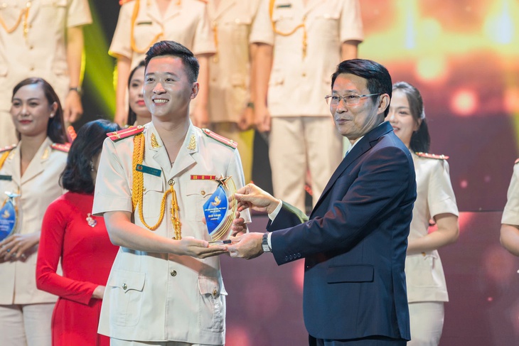 Thượng úy công an góp phần mang 'hạnh phúc' đến với trẻ em vùng cao - Ảnh 7.