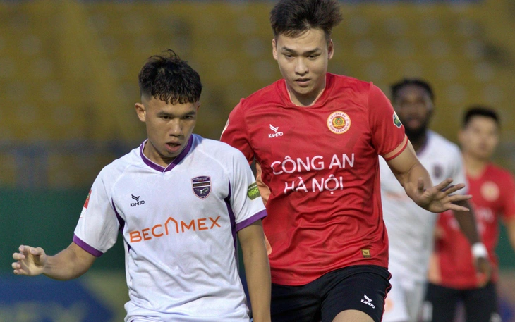 HLV Kim Sang Sik loại cầu thủ Việt kiều Alex Bùi - Ảnh 2.