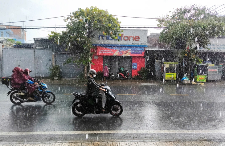 Thời tiết hôm nay 13-7: Duyên hải Nam Trung Bộ nắng nóng, các vùng còn lại mưa dông - Ảnh 1.