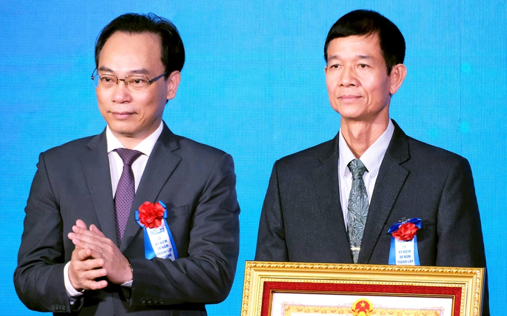 Hiệu trưởng dặn tân cử nhân 'chăm làm, chăm học, không để AI phá hủy tương lai' - Ảnh 3.