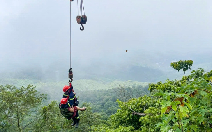 Đang giải cứu người phụ nữ leo lên nóc Bệnh viện Bạch Mai - Ảnh 4.