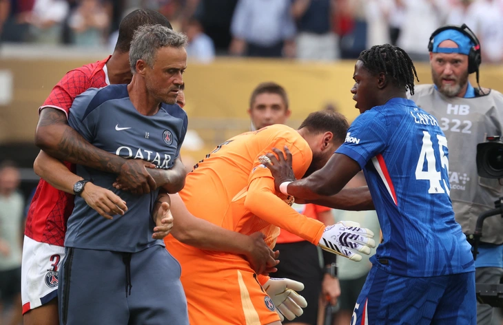 SỐC: Thước phim HLV Enrique tát vào mặt tiền đạo Chelsea sau khi PSG thua thảm - Ảnh 2.