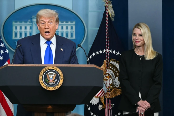Ông Trump bảo vệ Bộ Tư pháp giữa chỉ trích liên quan tỉ phú ấu dâm Jeffrey Epstein - Ảnh 1. ông Trump - Ảnh 1.