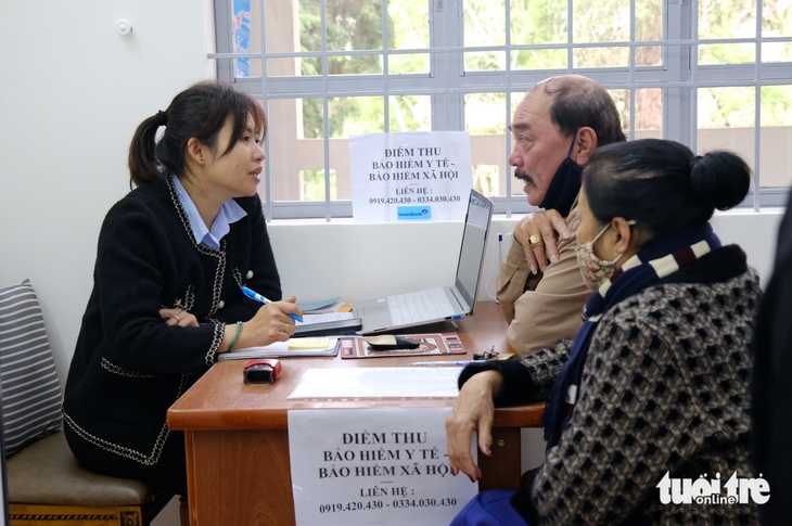 Dân làm thủ tục hành chính nhanh nhờ cán bộ bán chuyên trách về khu phố 'cầm tay chỉ việc'- Ảnh 2. Dân làm thủ tục hành chính nhanh nhờ cán bộ bán chuyên trách về khu phố 'cầm tay chỉ việc' - Ảnh 1.